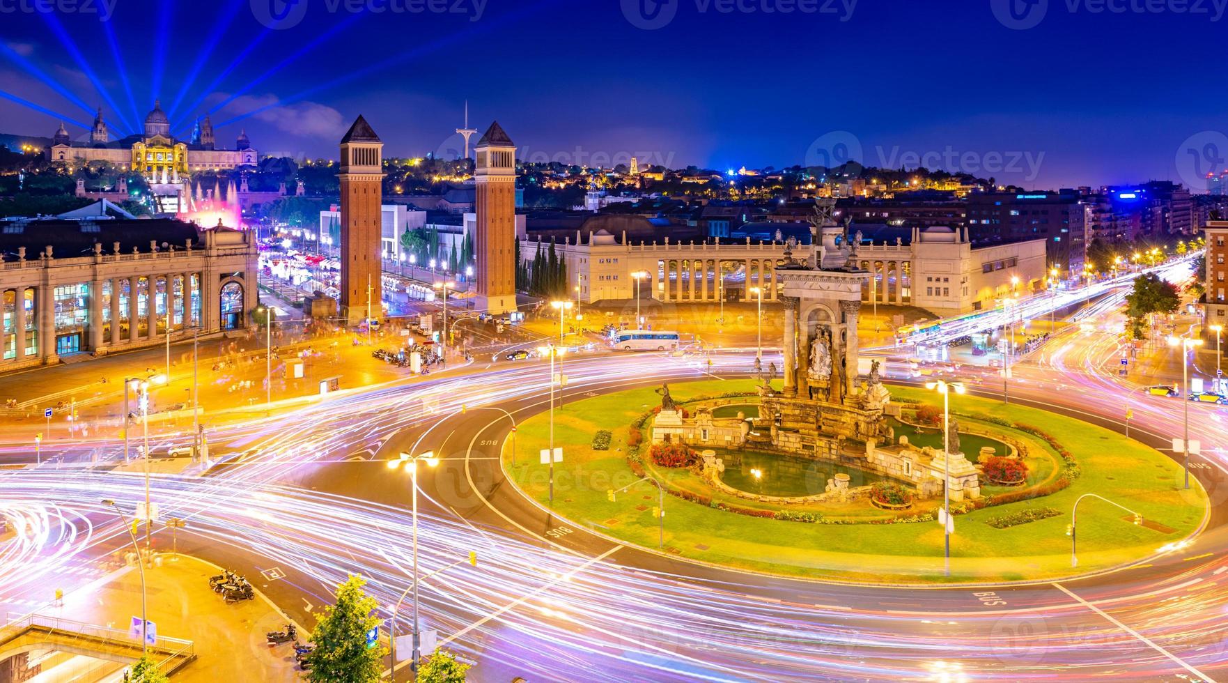 nattvy över barcelona från handelscentret arenas de barcelona. det centrala torget Placa d'espanya med många trafikljusspår och historisk arkitektur, Spanien foto