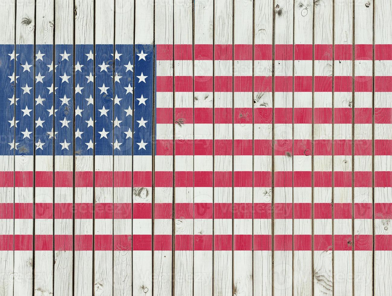 amerikanska flaggan målad på trästaket bakgrund, USA flagga övertryck, lättnad textur foto
