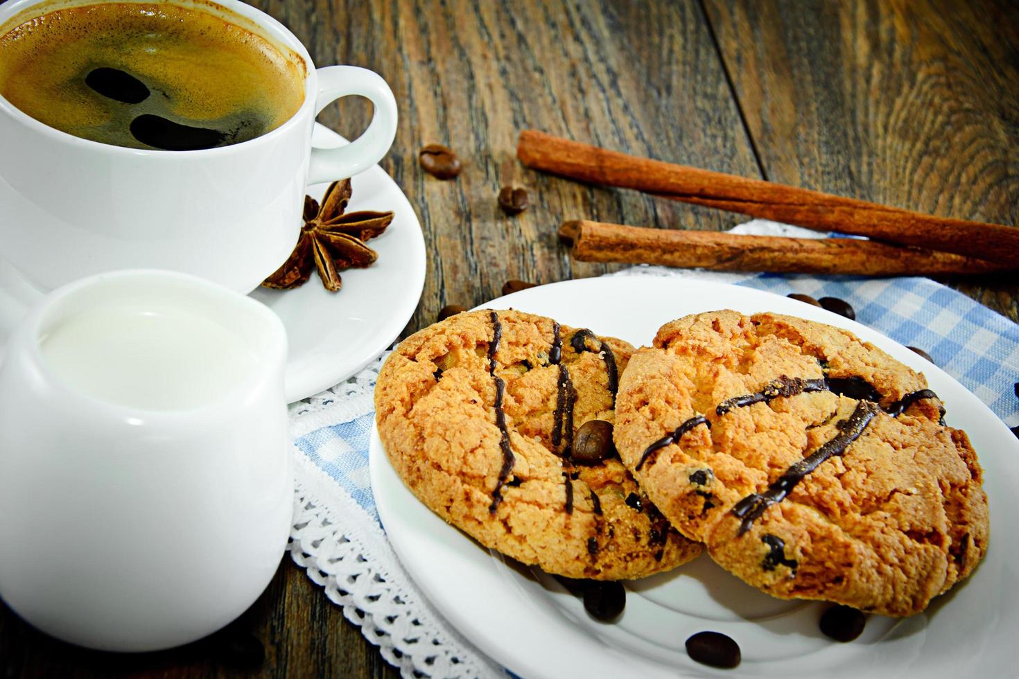 kaffe med bageri på träig retro bakgrund foto