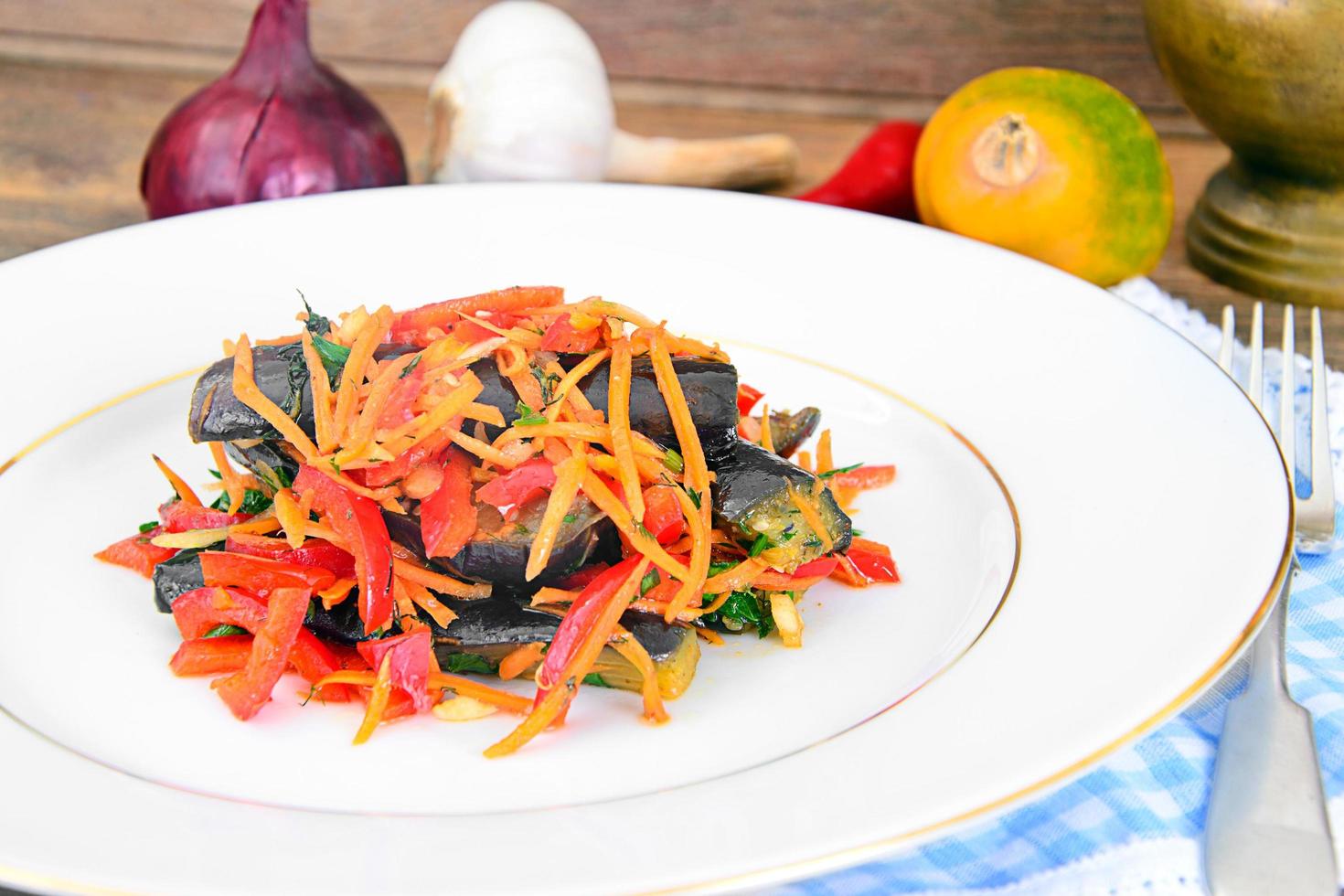 kost och hälsosam mat. sallad med aubergine, morötter. foto