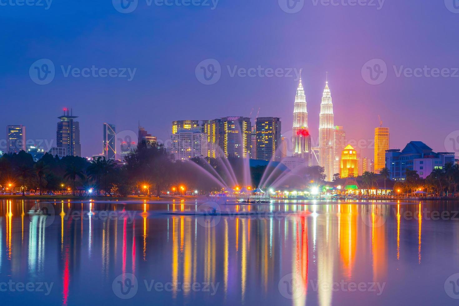 nattsikt över Kuala Lumpurs stadssilhuett foto