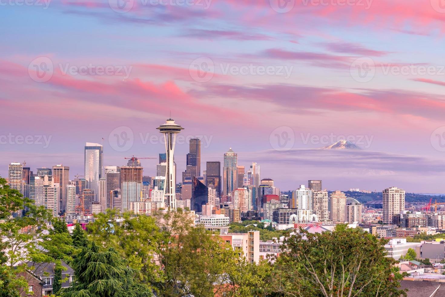 seattle skyline panorama vid solnedgången sett från kerry park foto