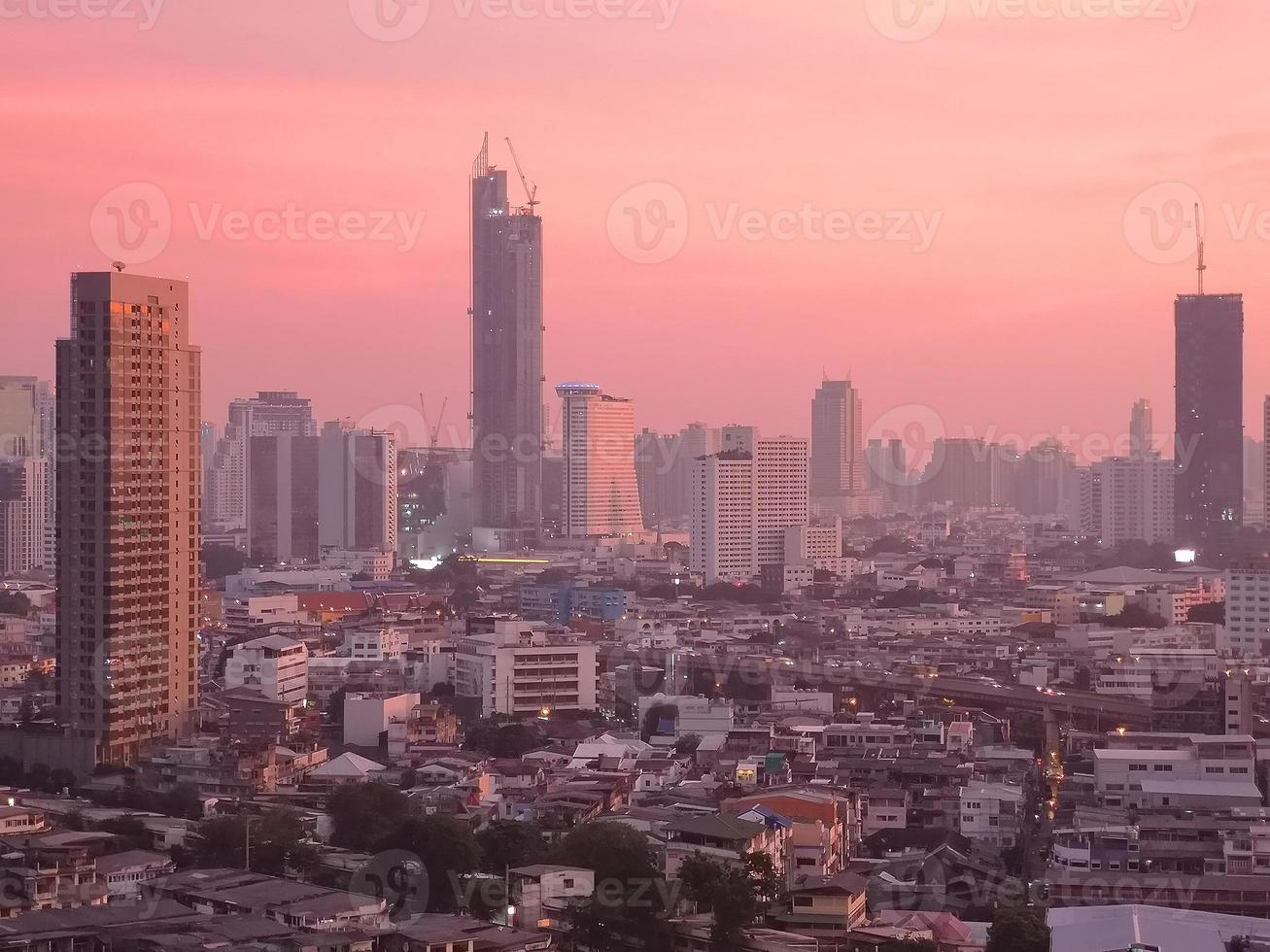 Bangkoks stadssilhuett vid solnedgången foto