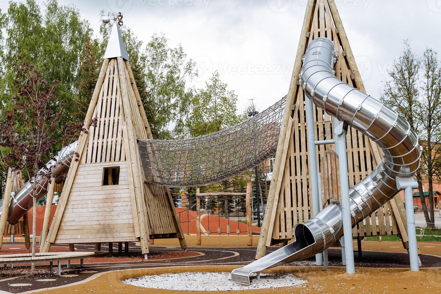 stor attraktion av barns rutschbanor, klättrande netto, pyramider av loggar, lekplats för ungar, glida trumpet, sommar semester i de parkera, familj rekreation, utomhus- underhållning foto