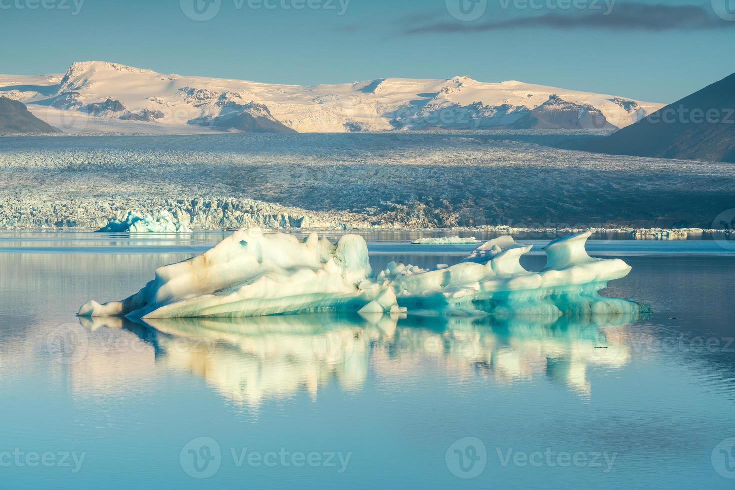 jokulsarlon lagun med blå himmel flytande isberg foto