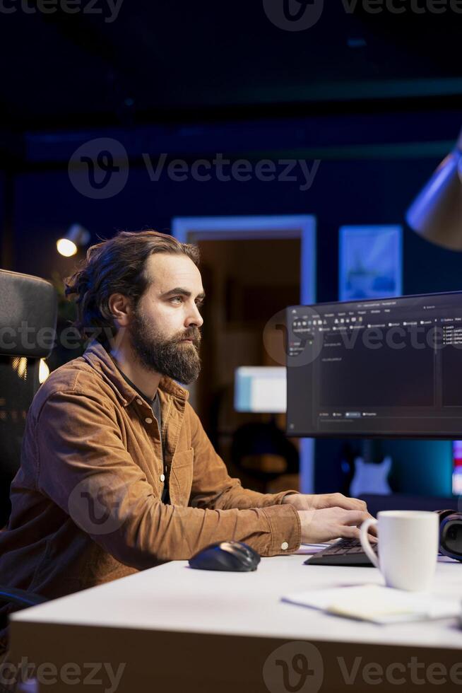 Cybersäkerhet professionell använder sig av dator till se för företag säkerhet sårbarheter och farlig skadlig programvara. programmerare skriver på tangentbord, montera befäst koda på pc till förhindra cyber attacker foto