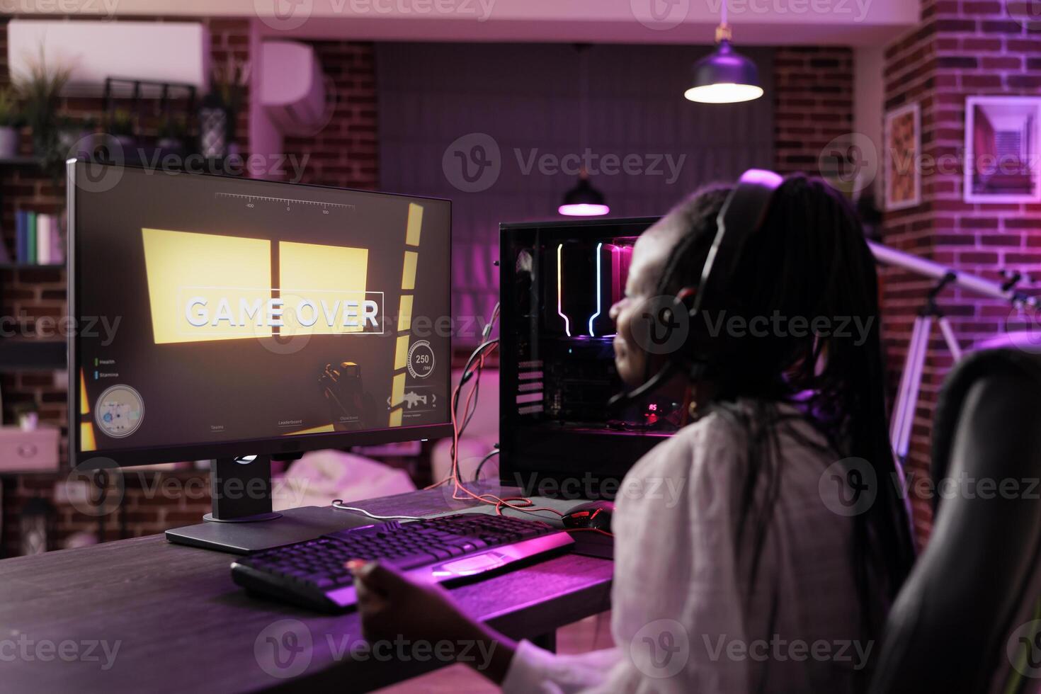 innehåll skapare spelar uppkopplad multiplayer spel på gaming pc, förlorande i leva esports turnering. afrikansk amerikan proffs gamer besegrade medan strömning spel för publik tittar på från Hem foto