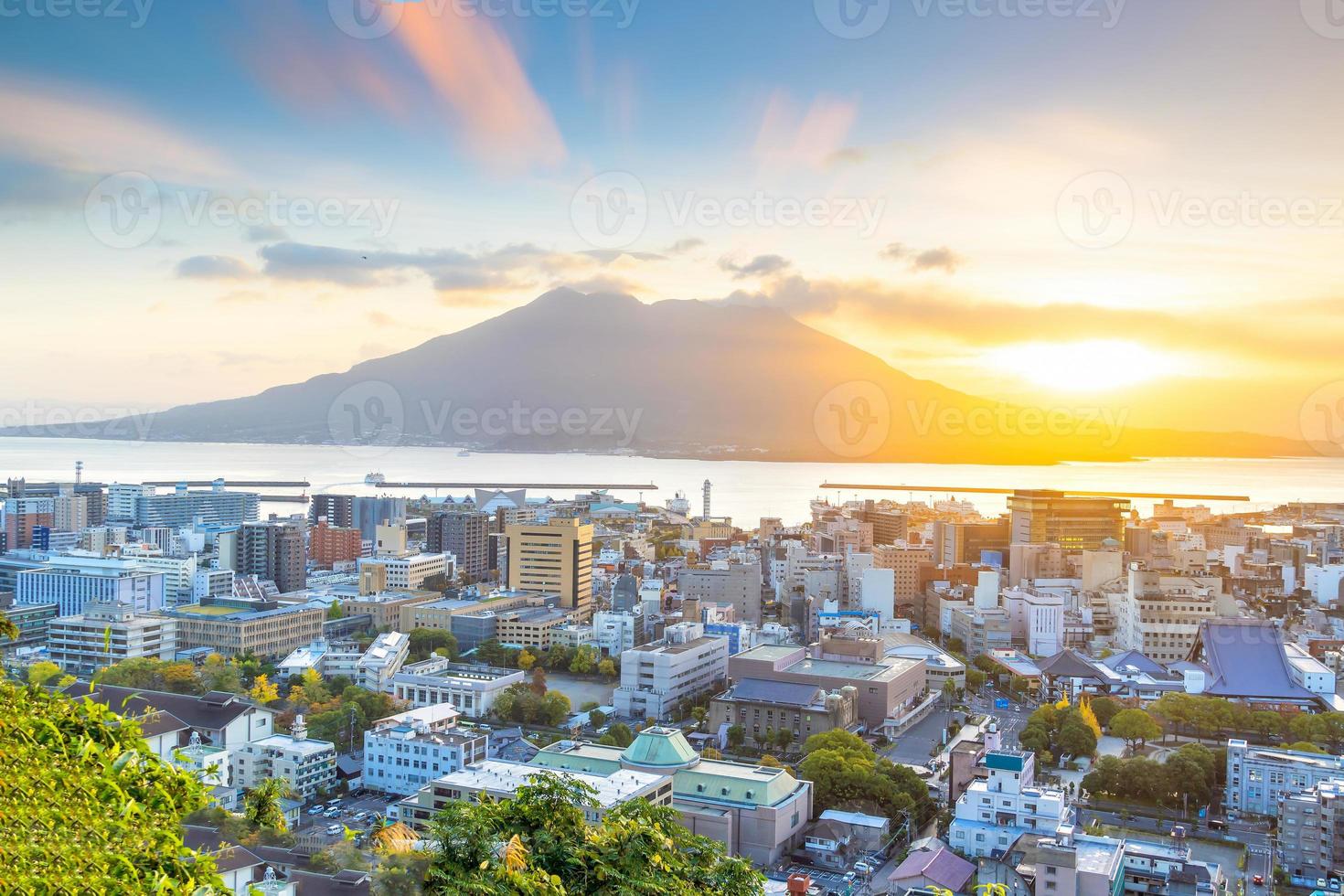 kagoshima city downtown skyline stadsbild med sakurajima vulkan i kyushu, japan foto