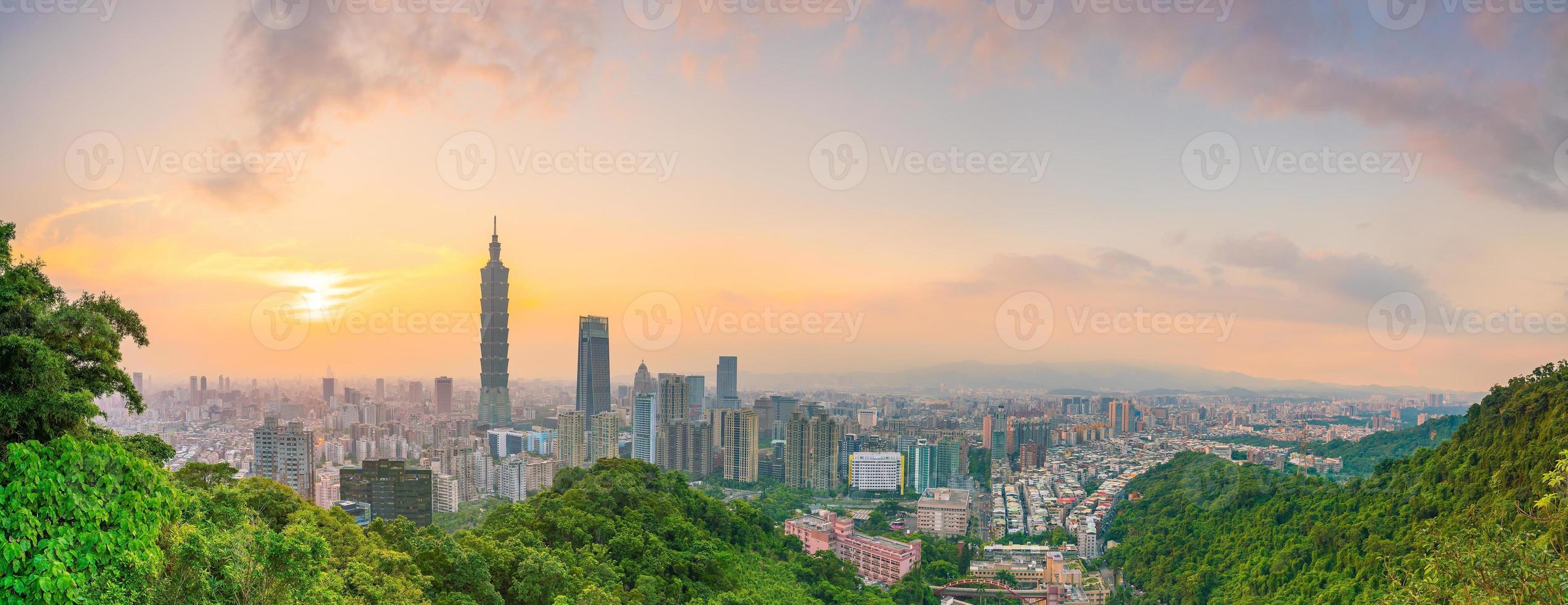 staden Taipei skyline i skymningen foto