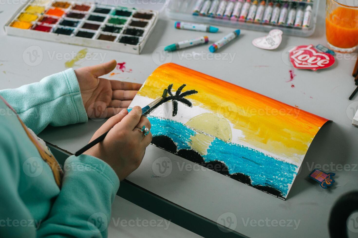 barns händer dra med målarfärger och pennor foto