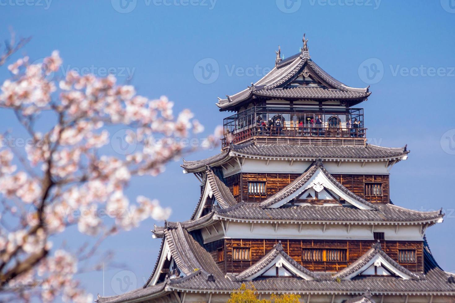 hiroshima slott under körsbärsblomningssäsongen foto