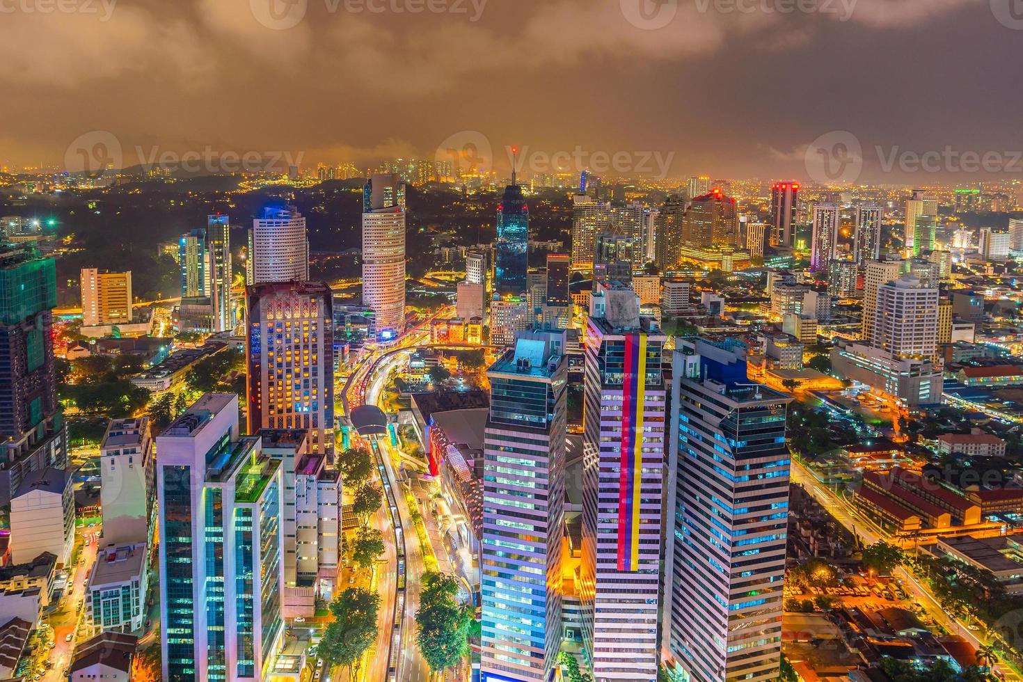 Kuala Lumpurs centrum i skymningen foto