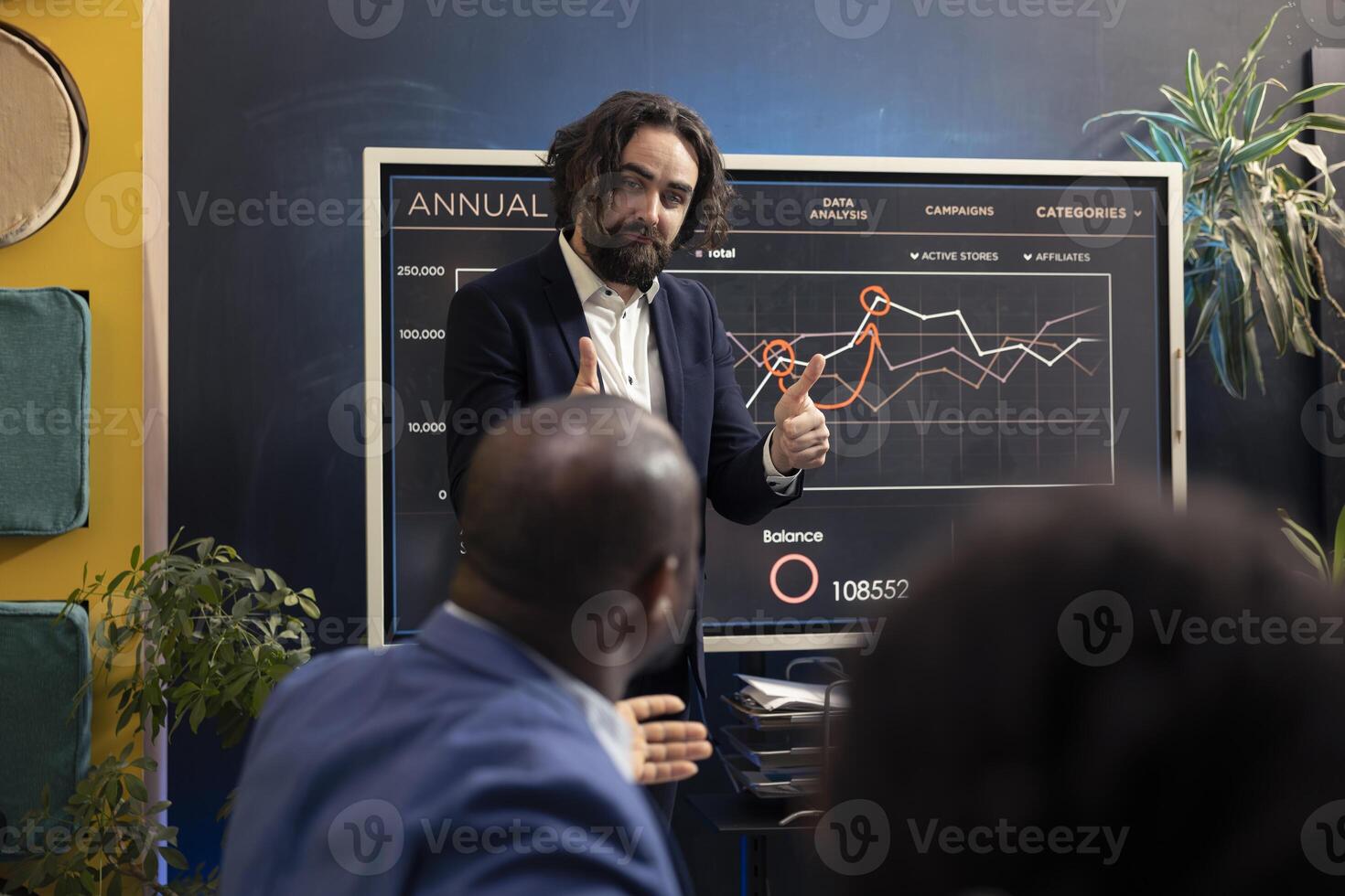 bokföring analytiker undersöka försäljning trender och marknadsföra behov till säkerställa Framgång, ser in i infographics i verkställande konferens. finansiell avdelning grupp tilldelning huvudstad medel. foto