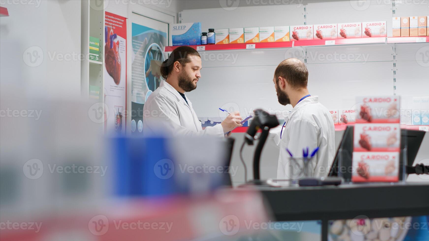 team av anställda tillhandahålla full stock av medicinsk varor i en apotek, räkning Allt piller lådor och näringsmässiga vitaminer på hyllor. apotek personal medlemmar arbetssätt tillsammans till do lager lista. foto