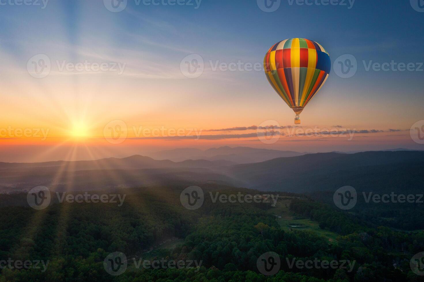 antenn se av soluppgång med ballon över mountian och tall träd i chiang mai provins, thailand foto