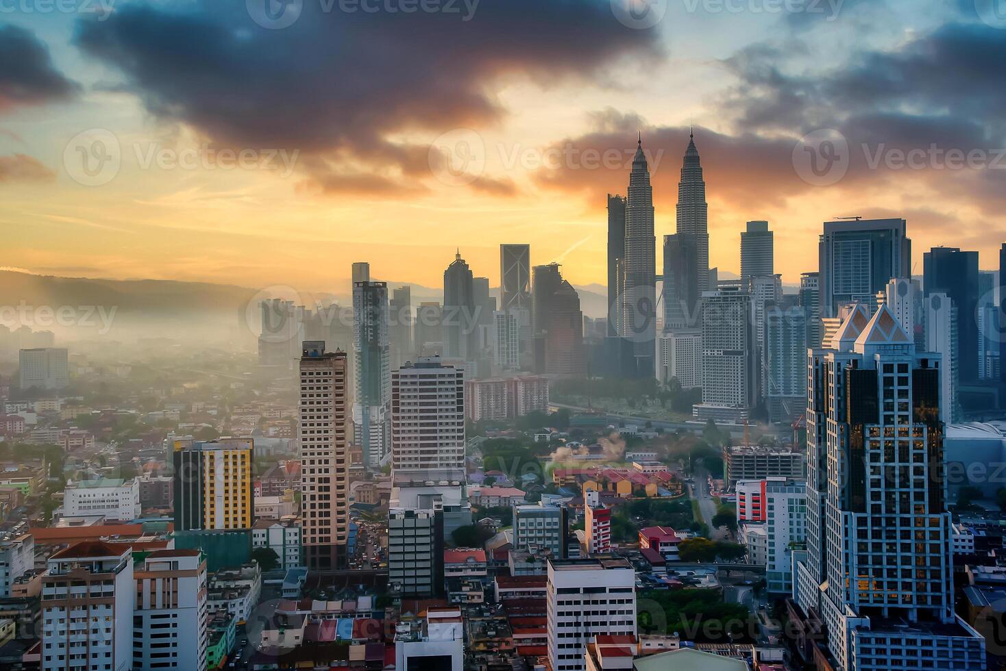 stadsbild av kuala lumpur stad horisont på solnedgång i malaysia. foto