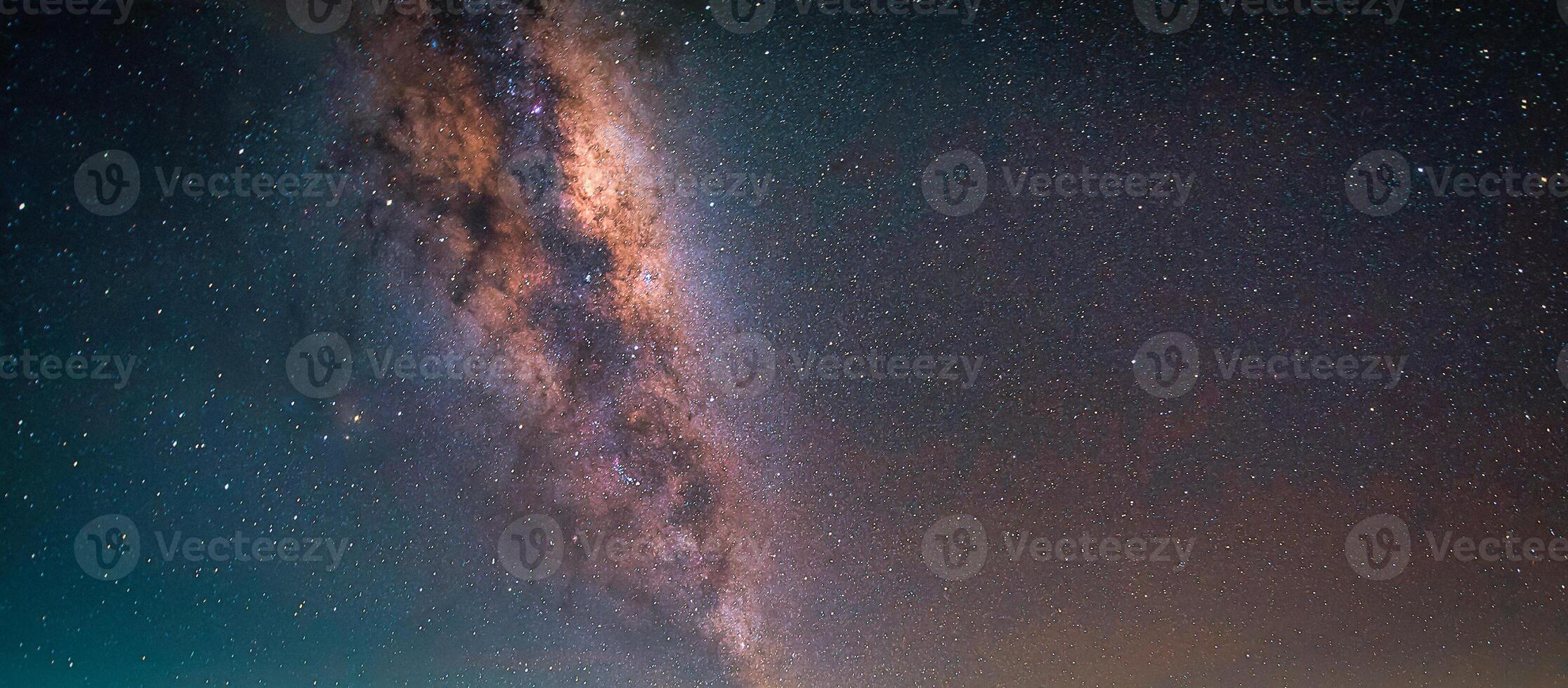 landskap med mjölkig sätt galax. natt himmel med stjärnor foto
