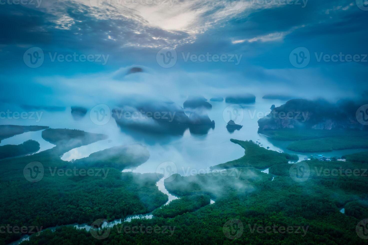 antenn se av phang nga bukt i samed nang chee synpunkt på dramatisk himmel, phang nga, thailand foto