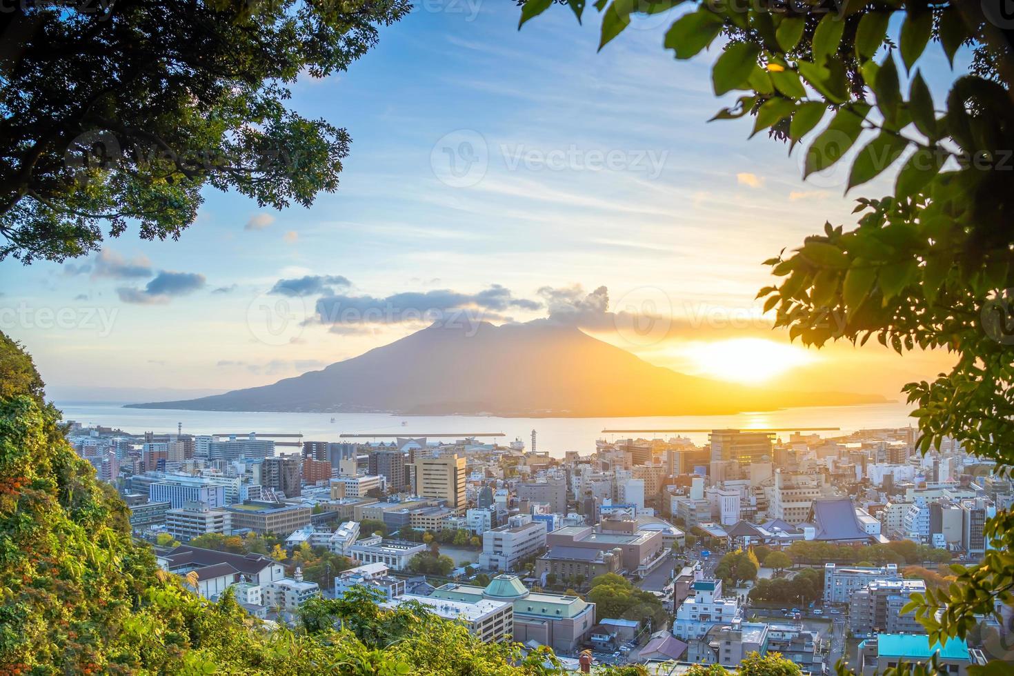 kagoshima city downtown skyline stadsbild med sakurajima vulkan i kyushu, japan foto