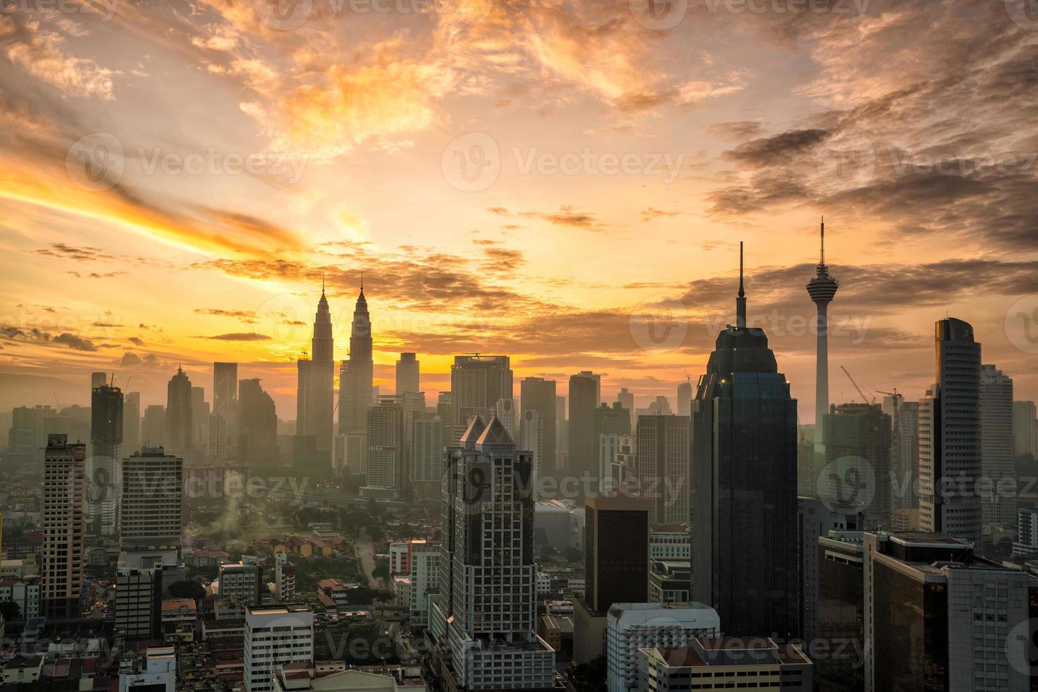 Kuala Lumpurs centrum i skymningen foto