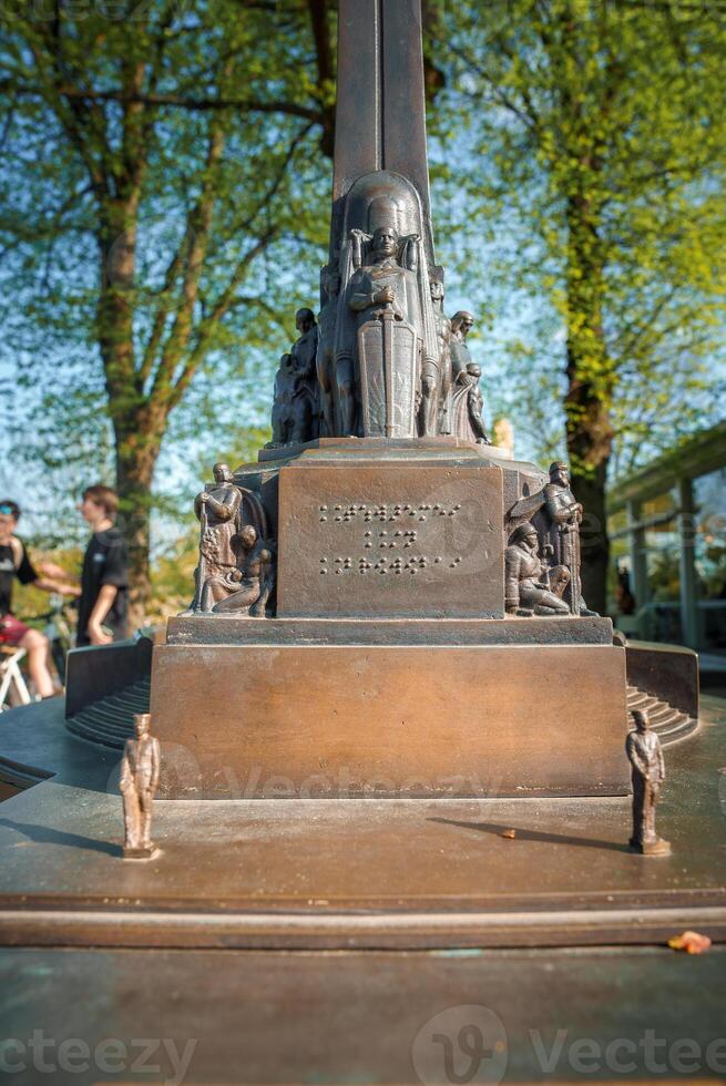 historisk brons monument bas med invecklad skulptural detaljer, riga, lettland foto