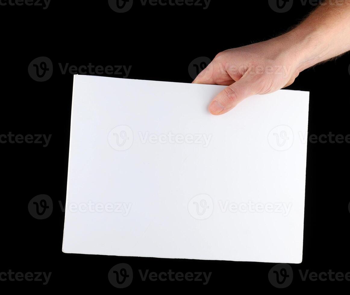 en hand innehar en tom ark av papper. foto