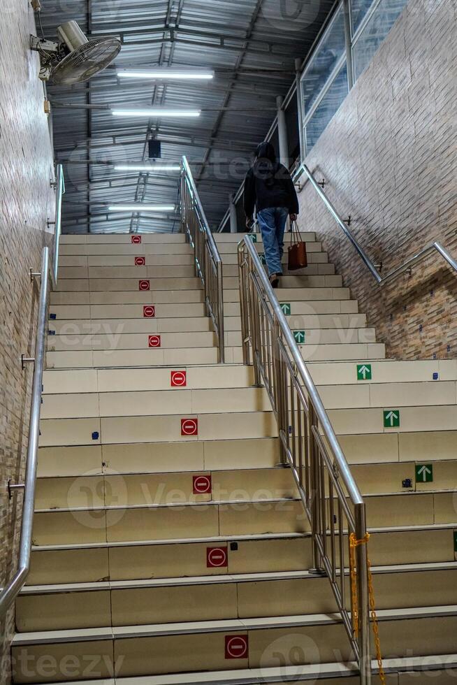 trappa till skaffa sig till de tåg station i central jakarta. foto