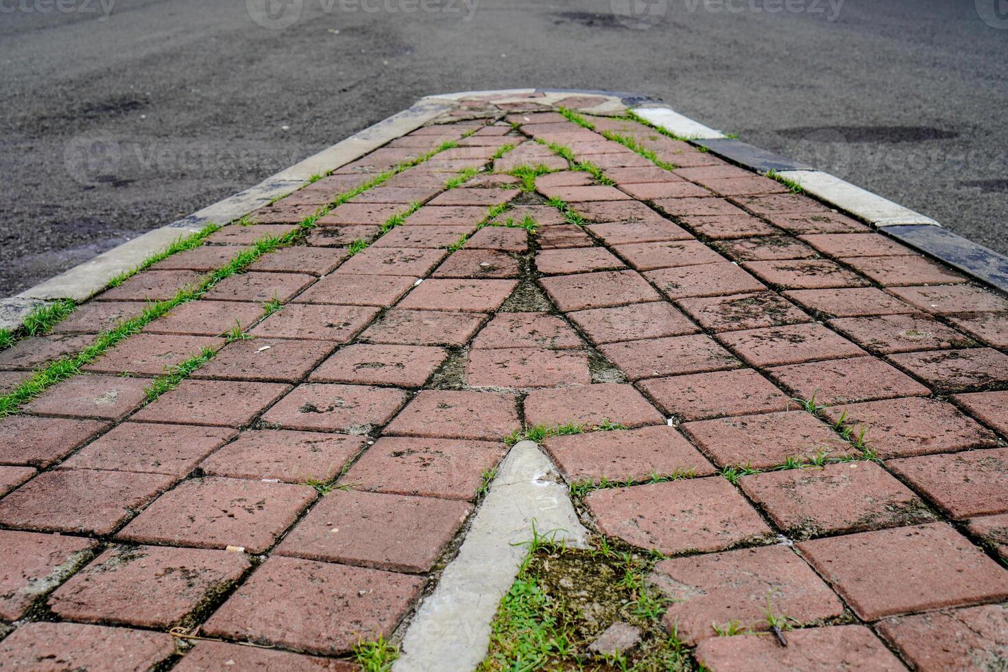 stänga se av de röd tegel gata trottoar. foto