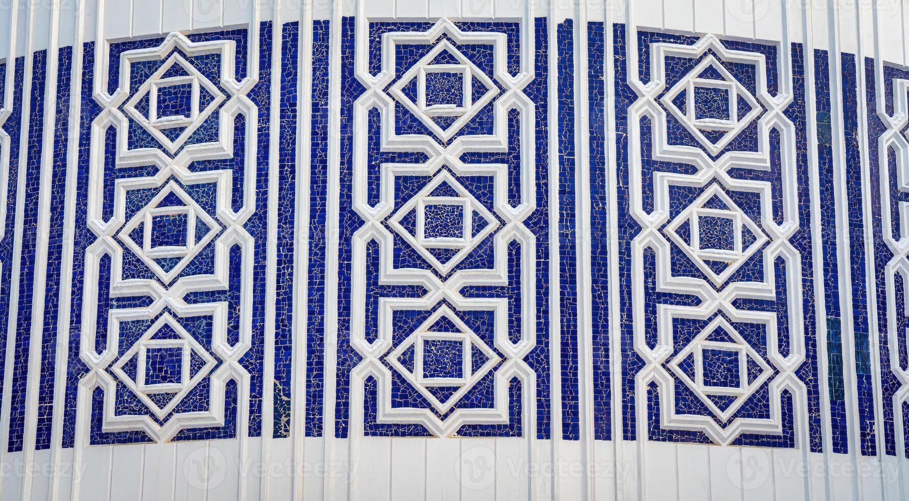 geometrisk traditionell islamic prydnad. fragment av en keramisk mosaik. foto