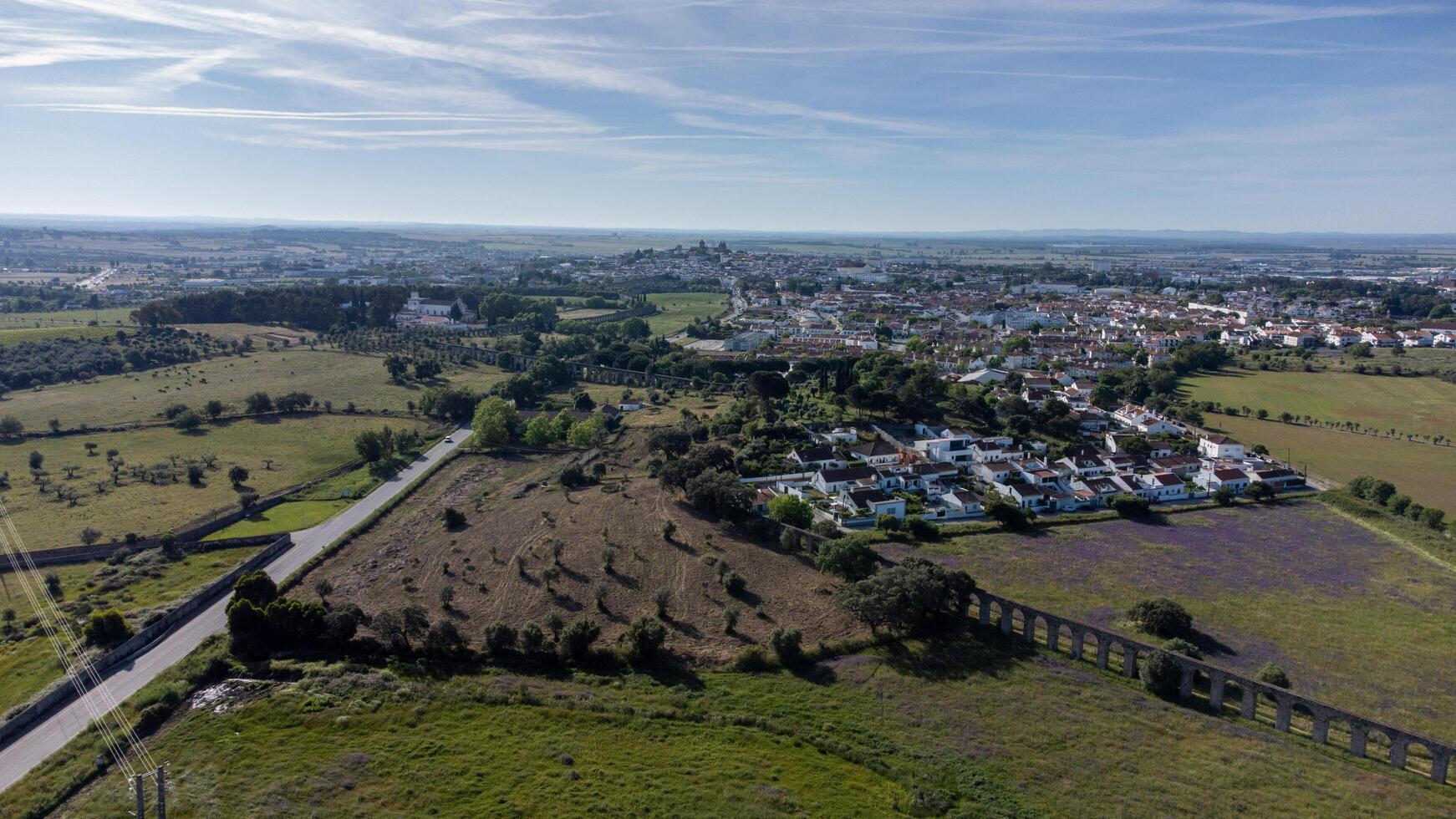 Evora, alentejo, portugal. Maj 7, 2024. antenn se av Evora, Portugal, visa upp de historisk agua de prata akvedukt stretching tvärs över de stadsbild. foto