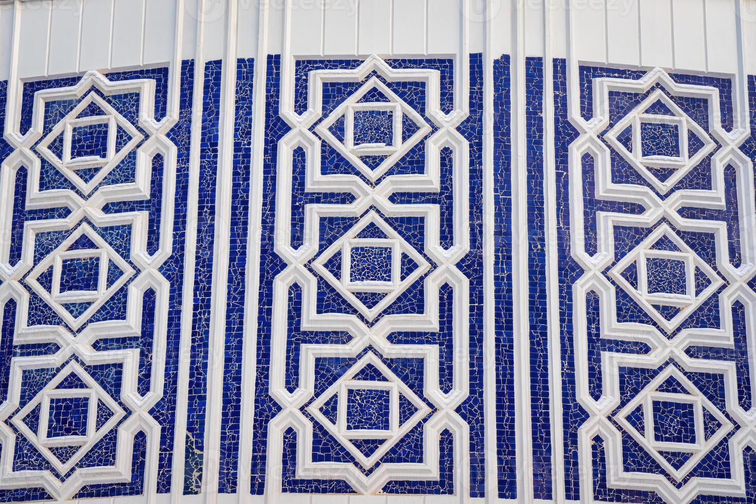 geometrisk traditionell islamic prydnad. fragment av en keramisk mosaik. foto