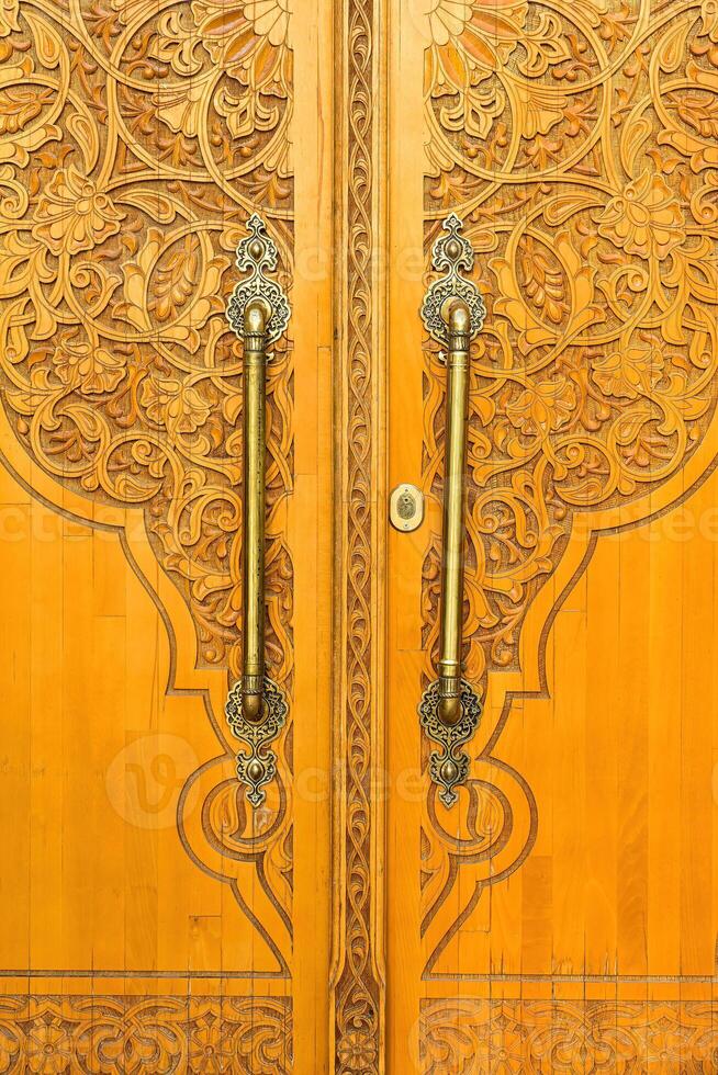ristade trä- dörrar med mönster och mosaiker. foto
