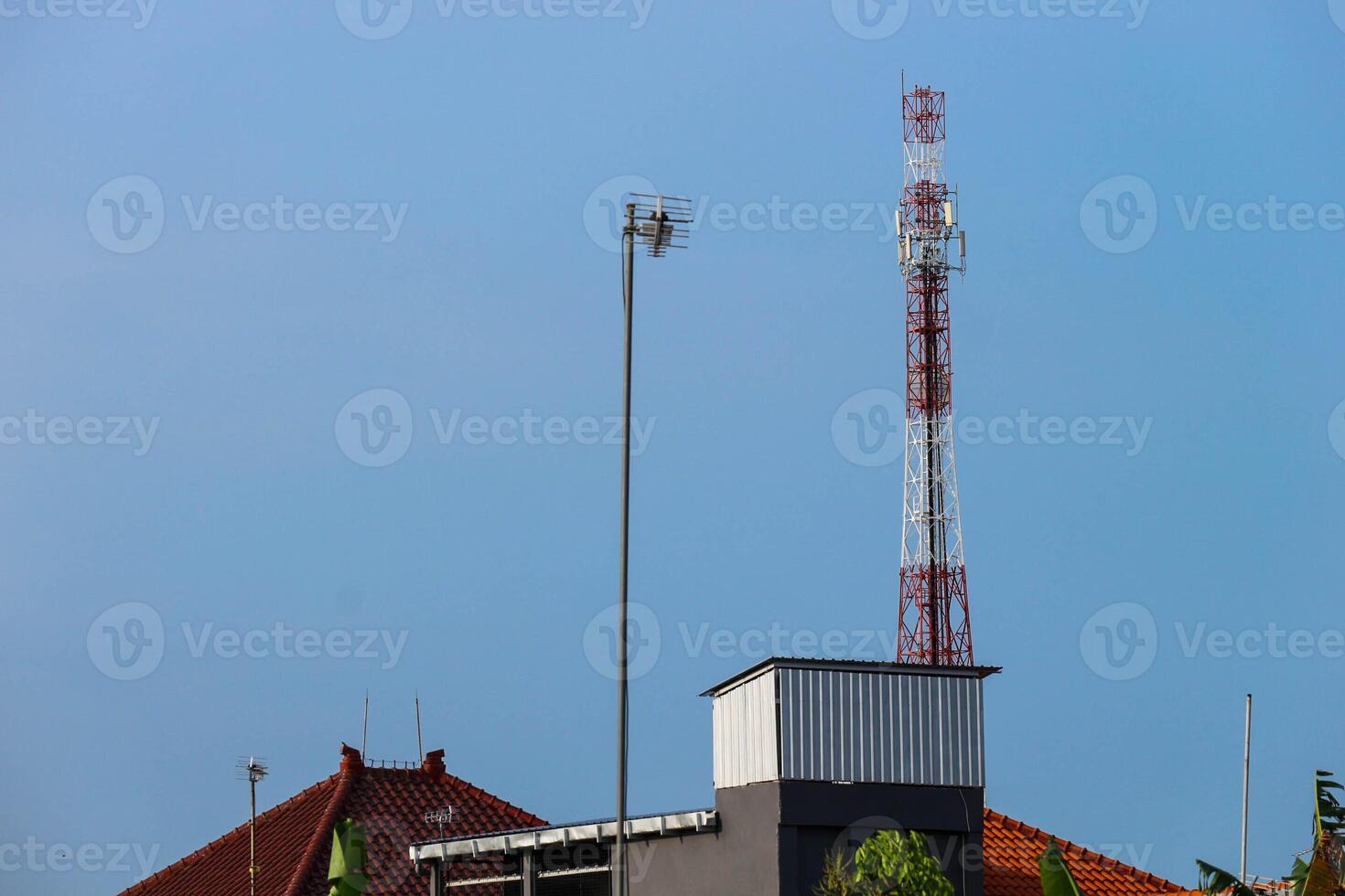 tv antenner den där är monterad på de tak av de hus foto