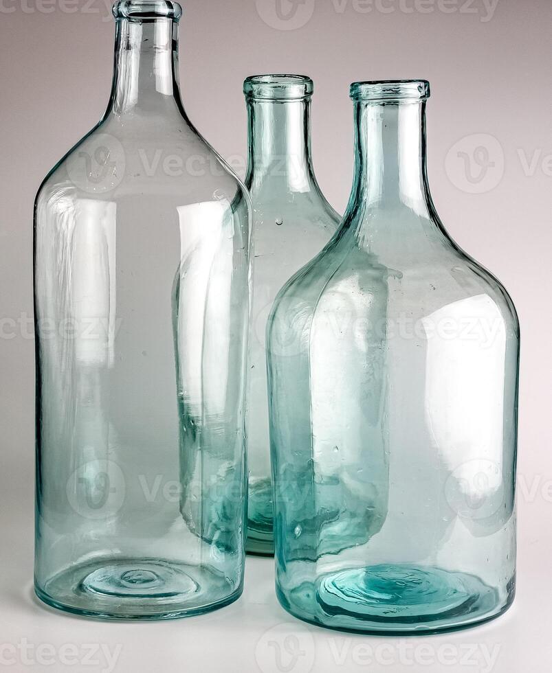 tömma gammal glas burkar med en smal nacke för vin och sprit. tillverkad i de uSSR runt om 1930 foto
