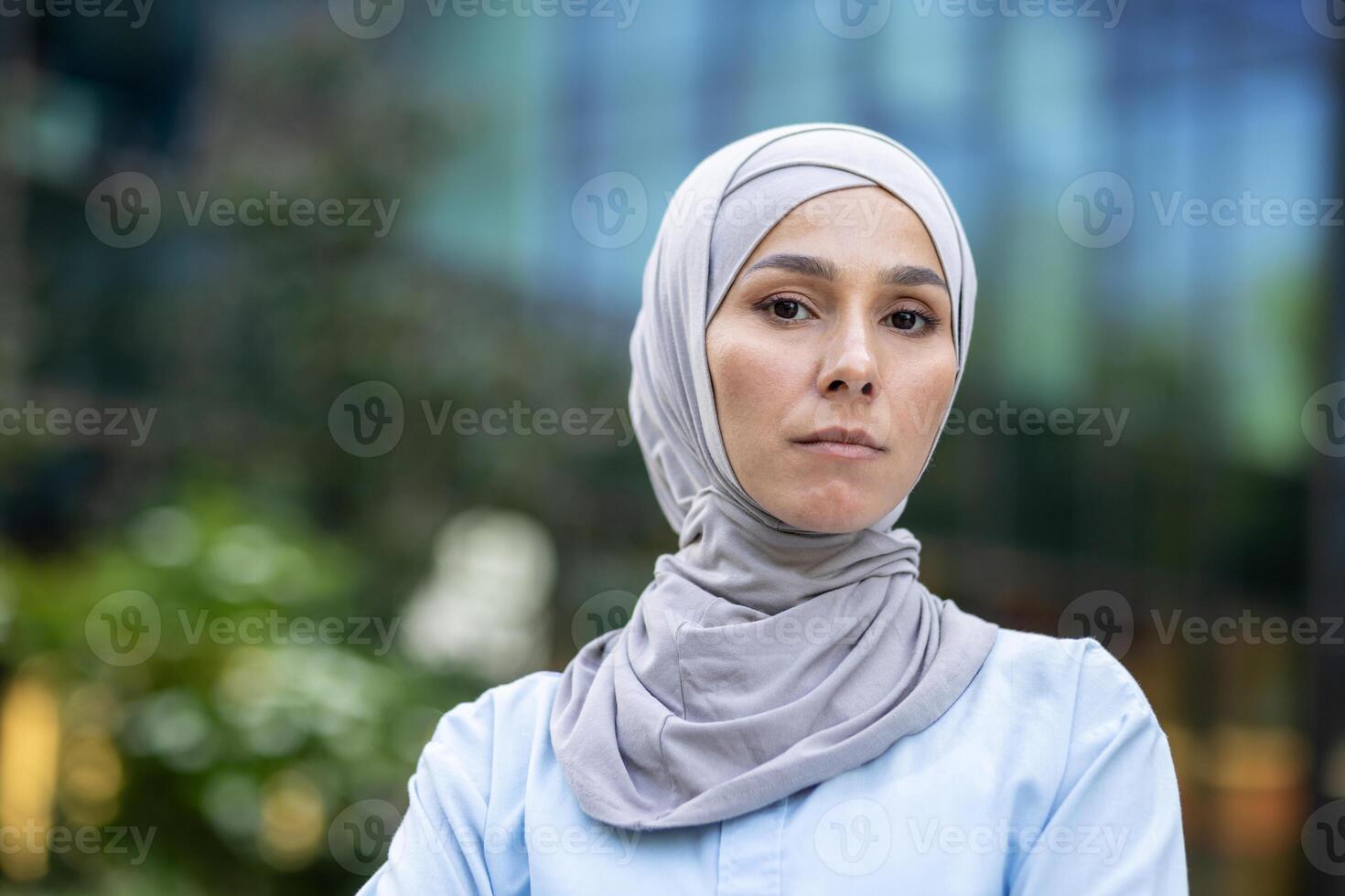 en modern muslim kvinna bär hijab står självsäkert i ett urban miljö, utsöndrar bemyndigande och mångfald. foto