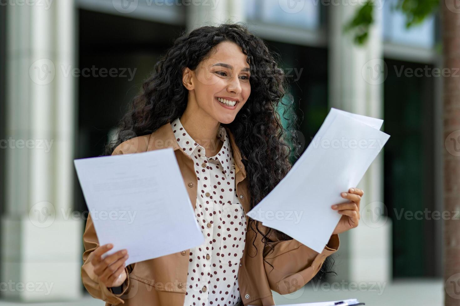 självsäker professionell kvinna granskning dokument utanför en samtida kontor byggnad, förkroppsligande företags- stil och ambition. foto