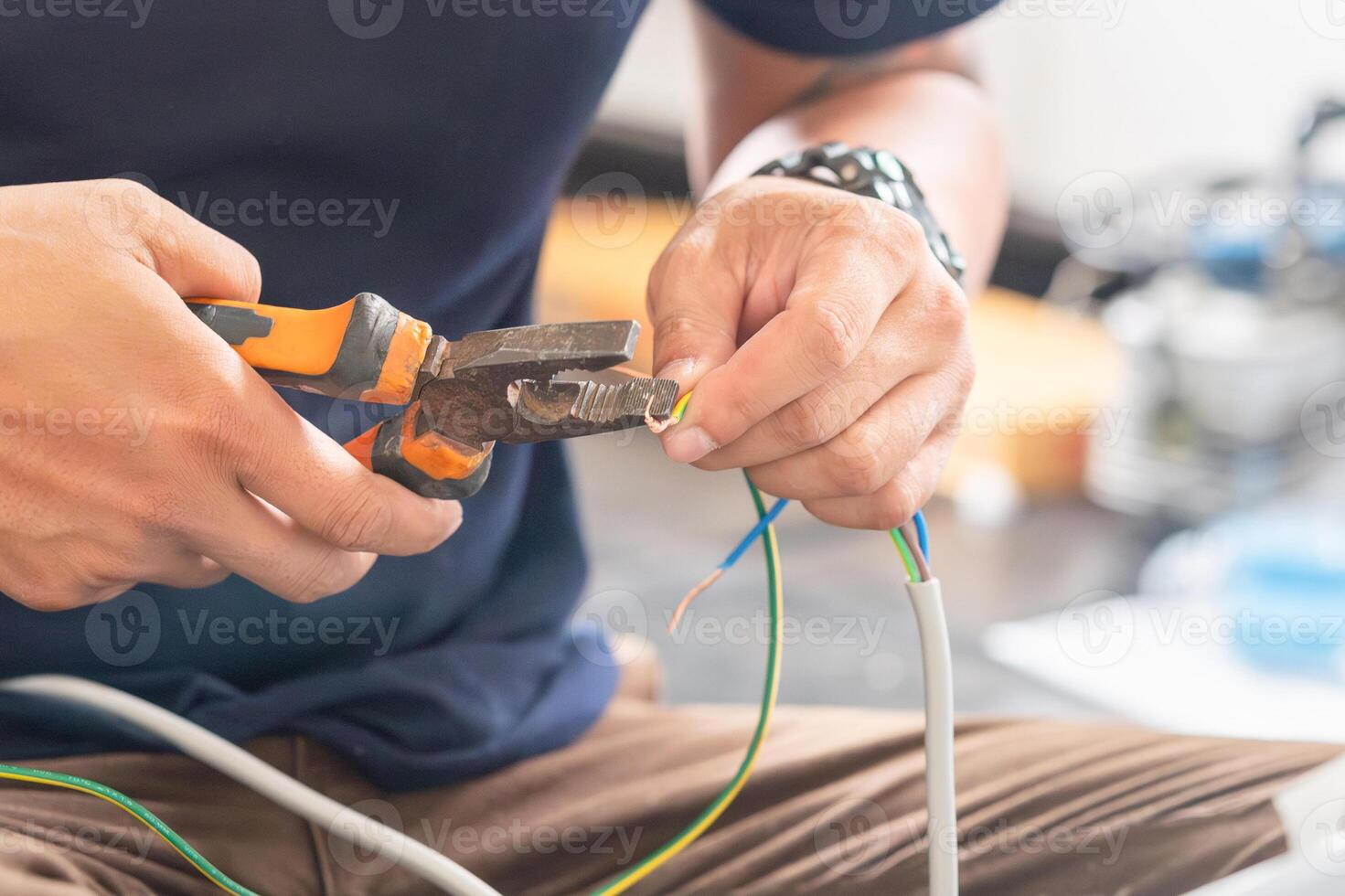 tekniker man ansluter elektrisk trådar med tång till Installera ny luft konditionering, reparera service, och Installera ny luft balsam begrepp foto