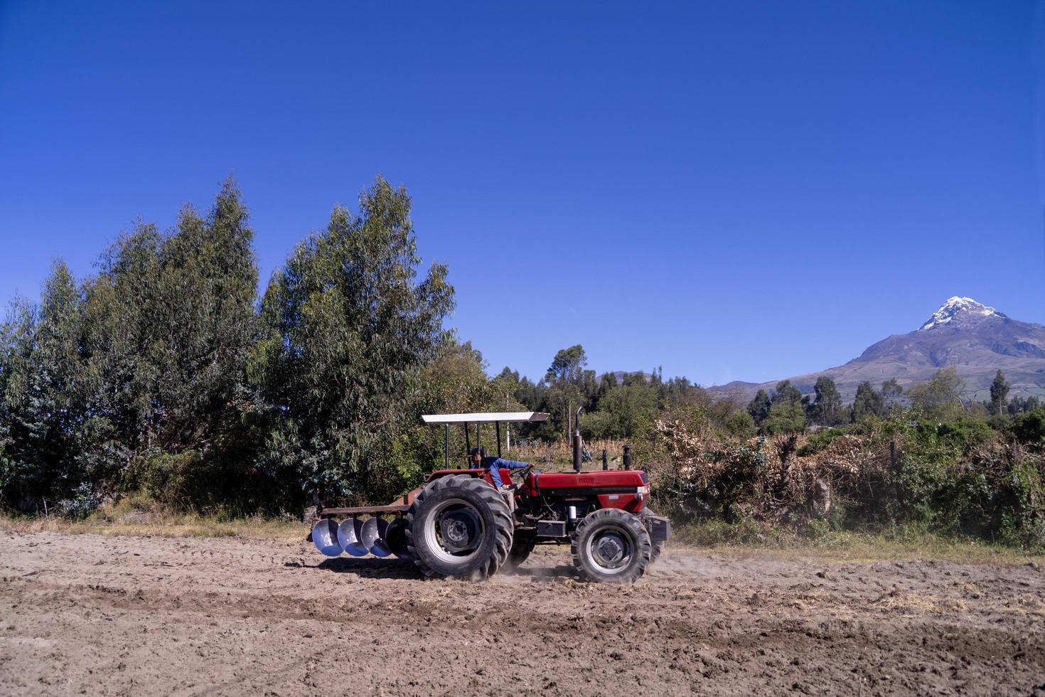 traktor på ett fält foto
