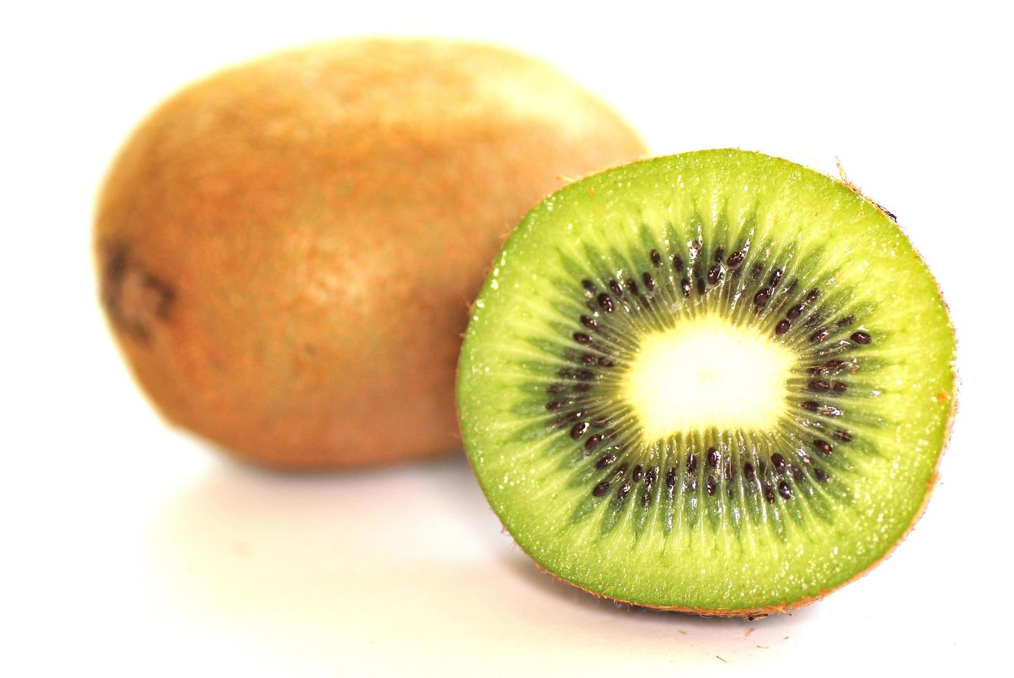 kiwi på vit bakgrund foto