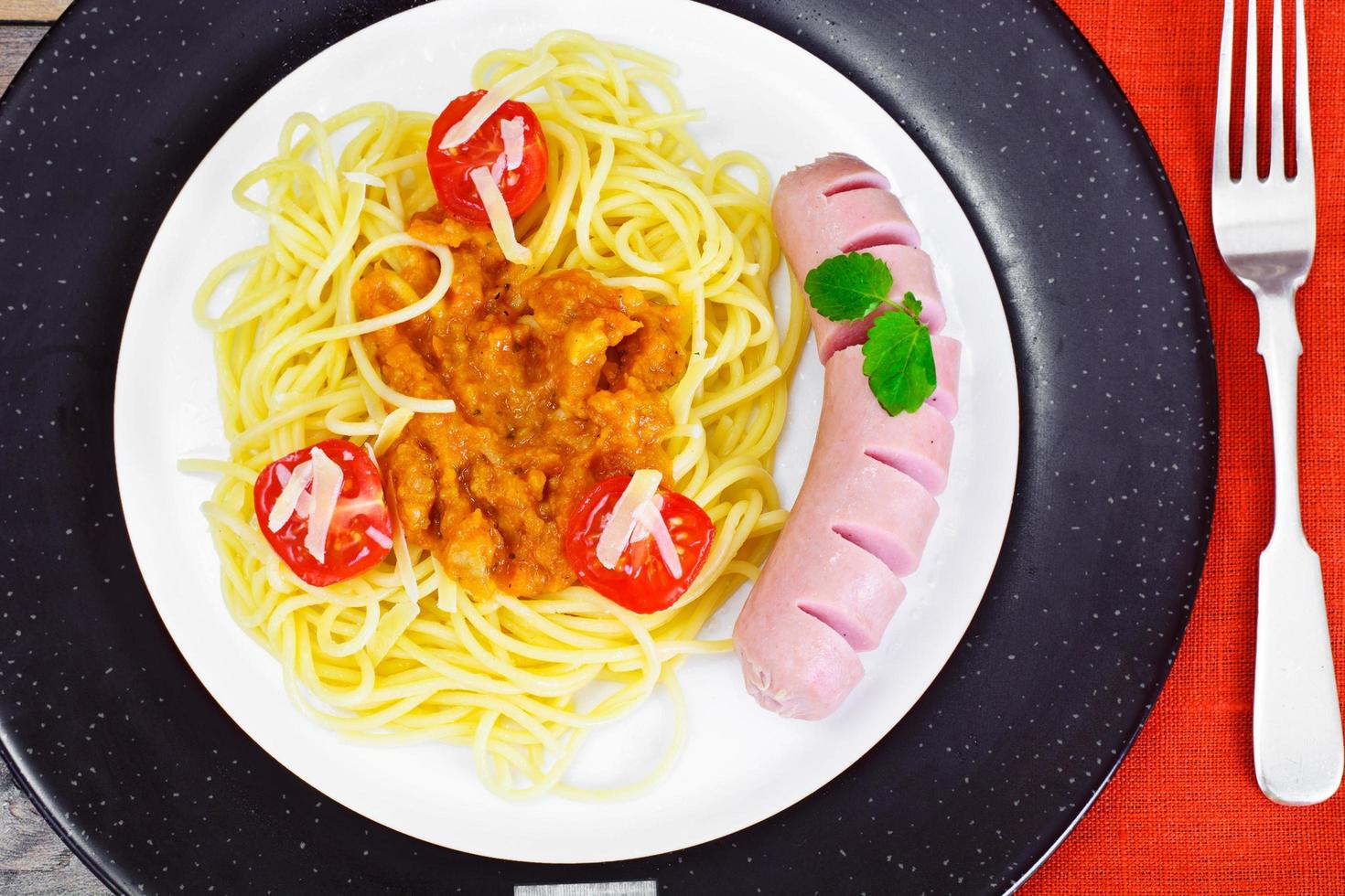 pasta med korv och squash kaviar på tallrik foto