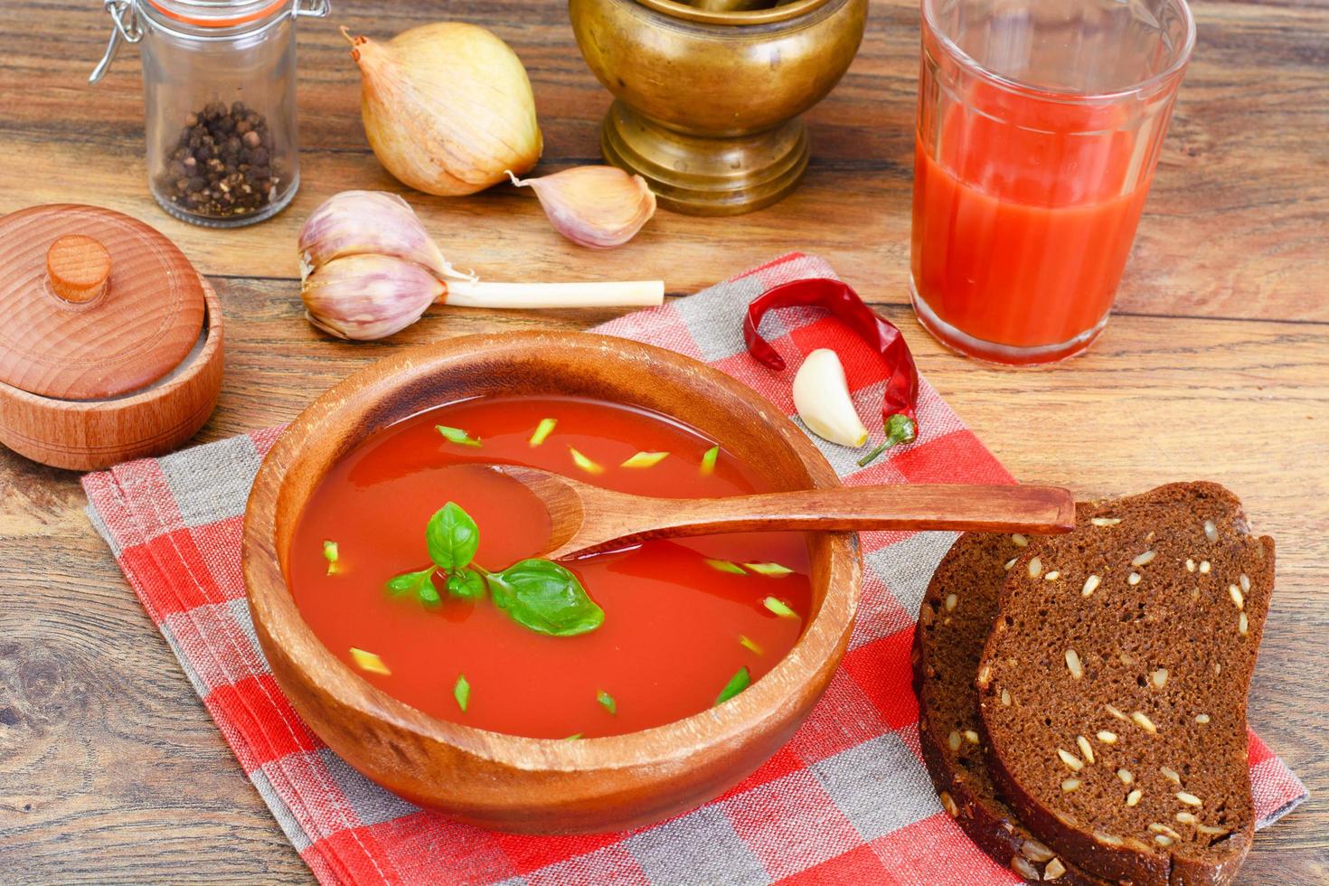 tomatsoppa i tallrik. nationella italienska köket foto