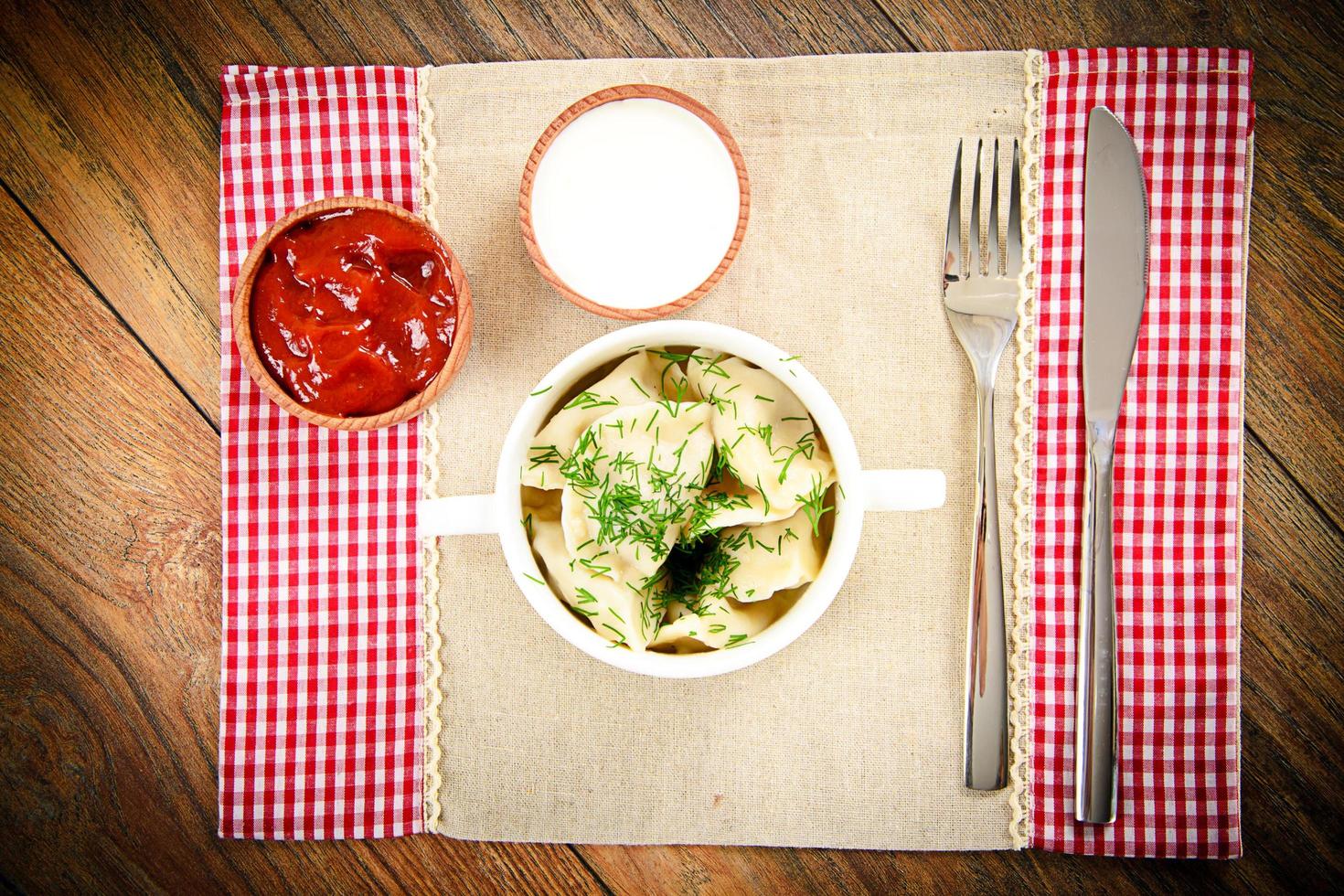 läckra hemgjorda dumplings, rysk pelmeni foto