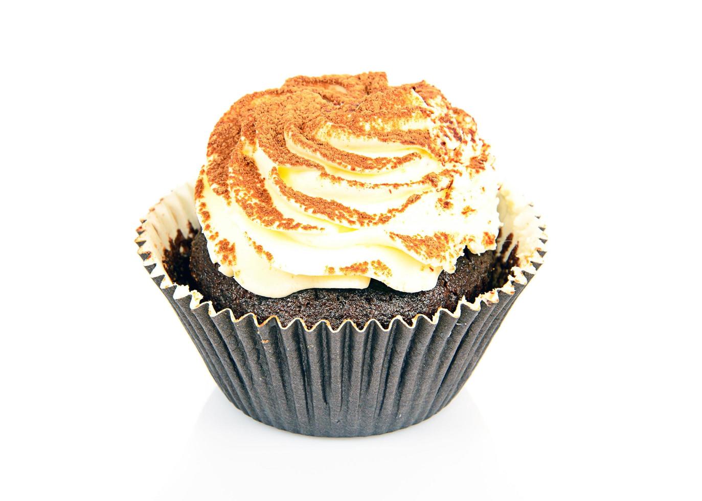 tårta med grädde, cupcake på vitt foto