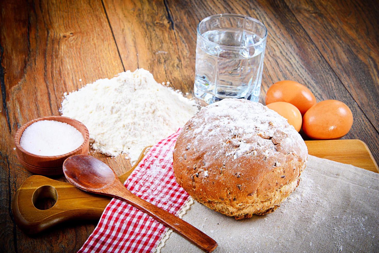 bröd, mjöl, ägg och vatten. bakning foto