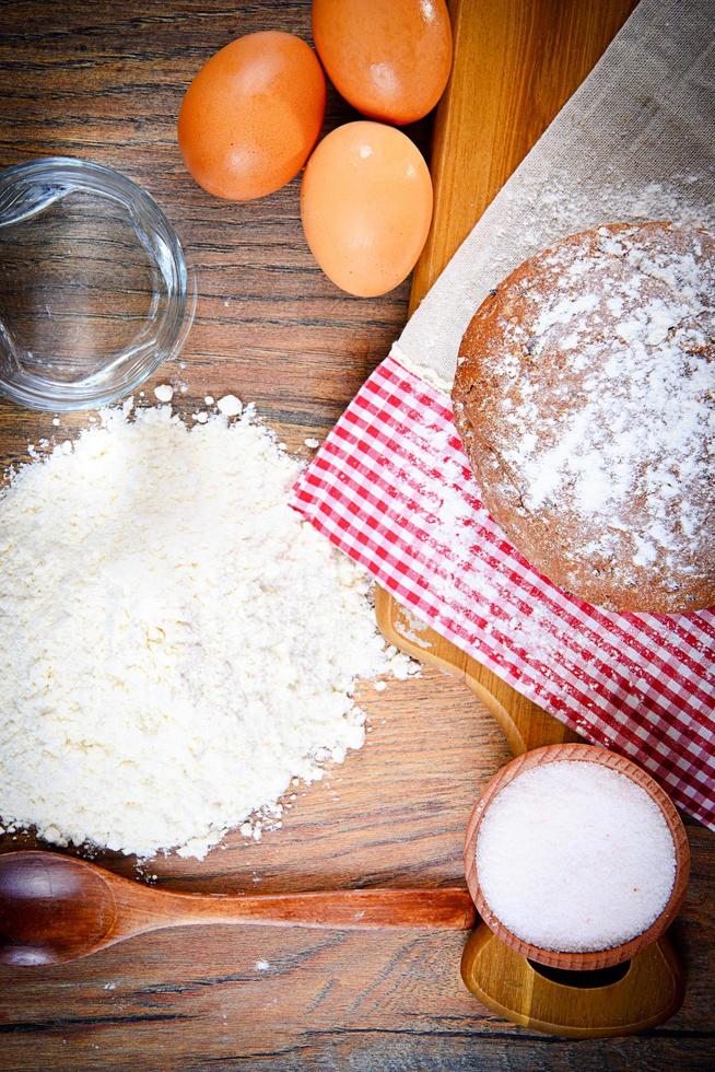 bröd, mjöl, ägg och vatten. bakning foto