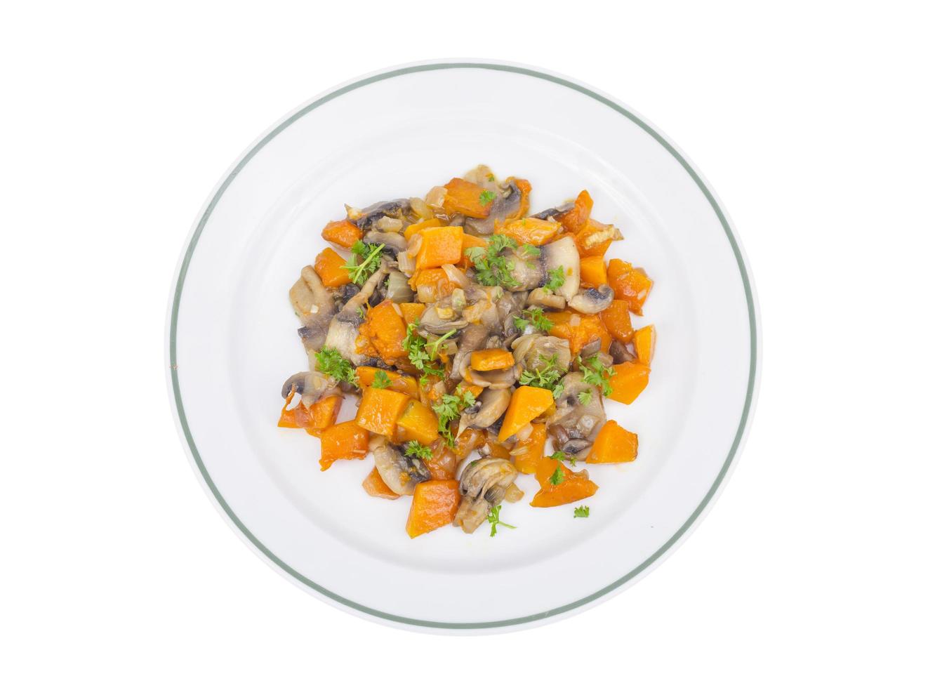 vit tallrik med vegetarisk mat av grönsaker, pumpa, svamp foto