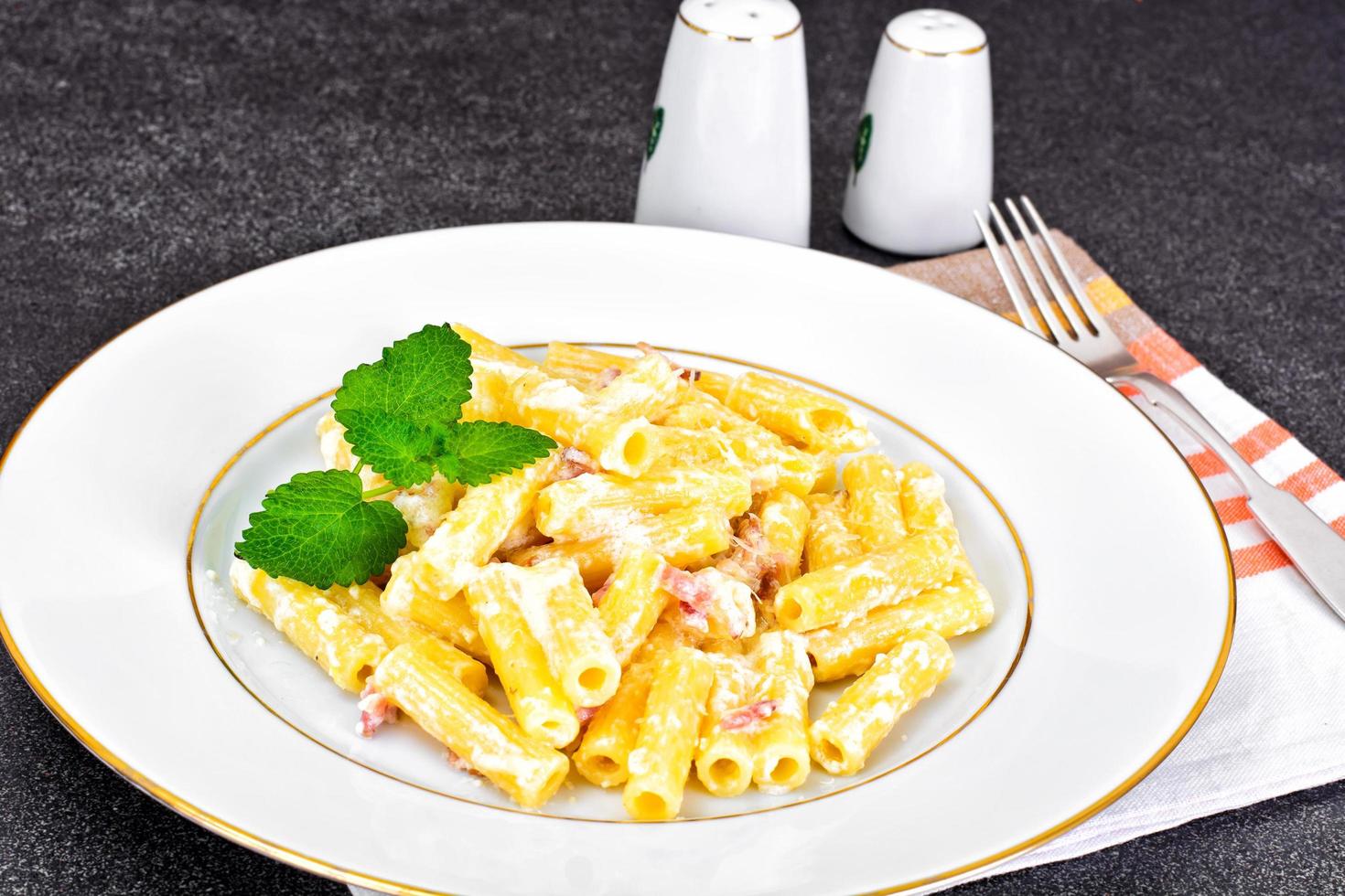 pasta med carbonarasås. italienska köket foto