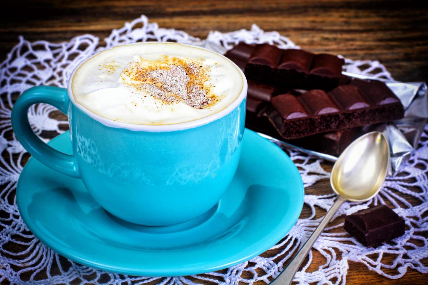 kaffe med mjölk, cappuccino i en blå retro kopp foto