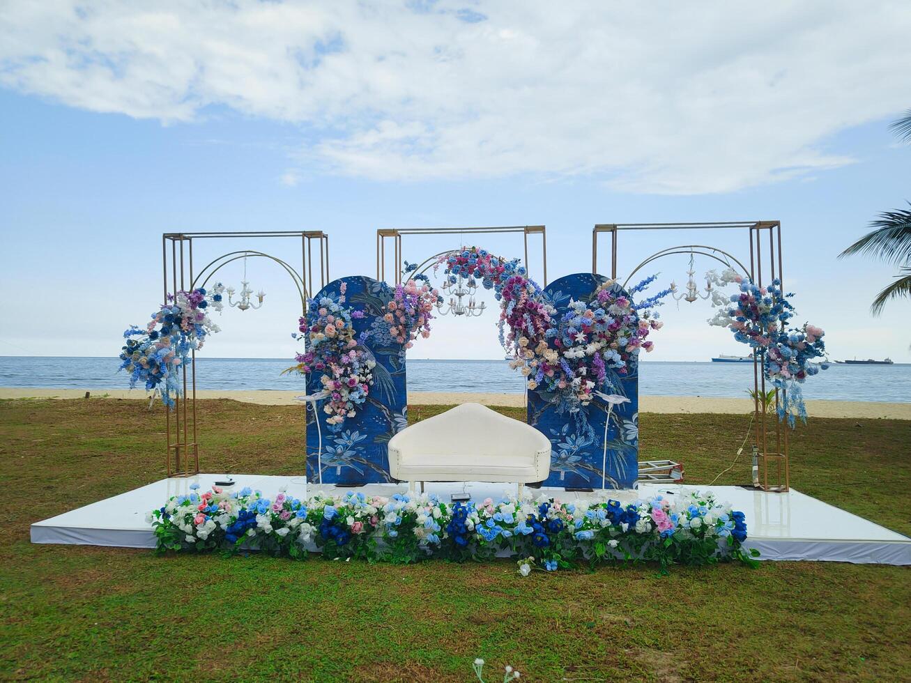 fotografi av bröllop dekoration på de strand med klar himmel foto