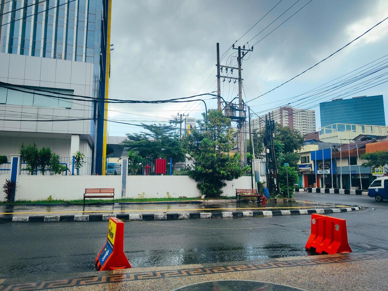 balikpapan kalimantan timur, indonesien 22 april 2024. de atmosfär på de stad gator efter de regn foto